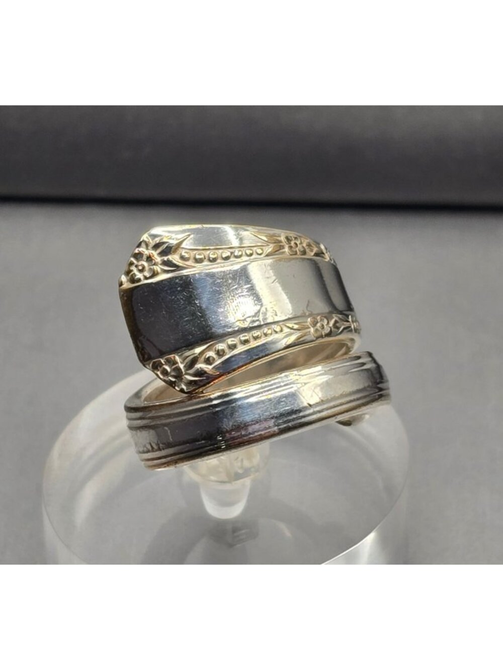 Vintage 1881 Rogers Silver Spoon Ring Wheat Bypass Band Size 8 Upcycled Jewelry - Picture 1 of 10
